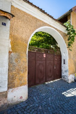 Romanya'nın küçük kasabalarını gündüz gezerken, bina ve mimariye bakış, Romanya 