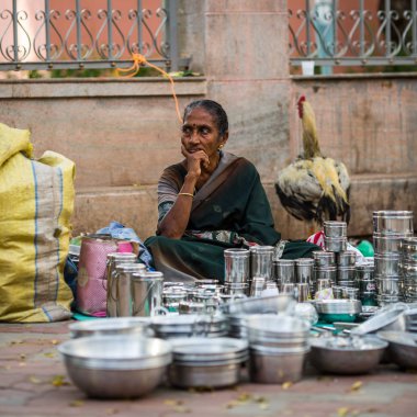 Madurai, Hindistan-Şubat 16: Tüccar Madurai, Hindistan üzerinde 16 Şubat 2013 Hintli şehrin sokakta. Tüccar bir şehir sokak il Tamil Nadu üzerinde