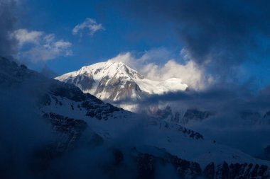 izleme Annapurna Merkez kampına Himalaya dağlarının güzel manzara