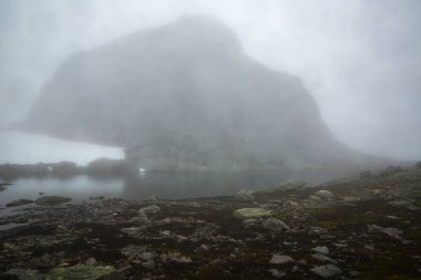 Trolltunga için yolda Norveç dağların güzel manzara