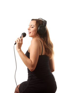 Beyaz izole arka plan şarkı genç çekici kız.