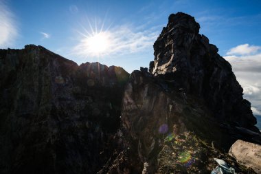 güzel dağlar ve bulutlu gökyüzü Endonezya doğal görünümünü