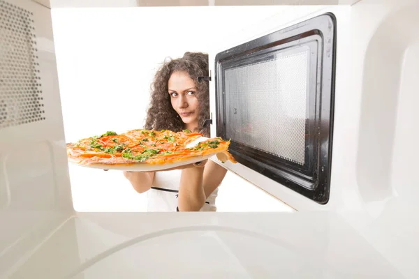 Het Meisje Krijgt Een Pizza Uit Magnetron — Stockfoto
