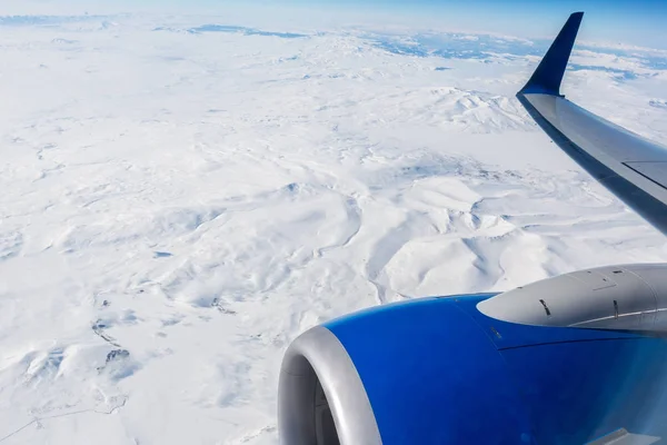 从飞机窗口被白雪覆盖的山 — 图库照片