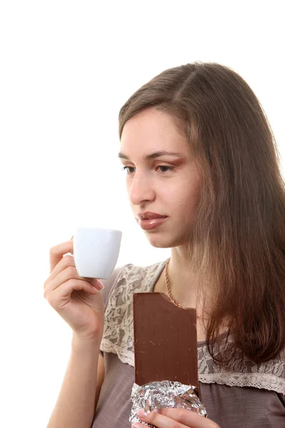 Jonge Aantrekkelijke Vrouw Drinken Koffie Met Een Chocolade — Stockfoto