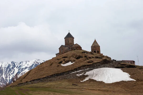 Gergeti Dreifaltigkeitskirche Frühling — Stockfoto