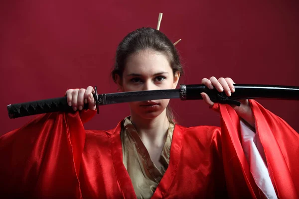 Bir Japon Kimono Bir Katana Ile Güzel Esmer Kız — Stok fotoğraf