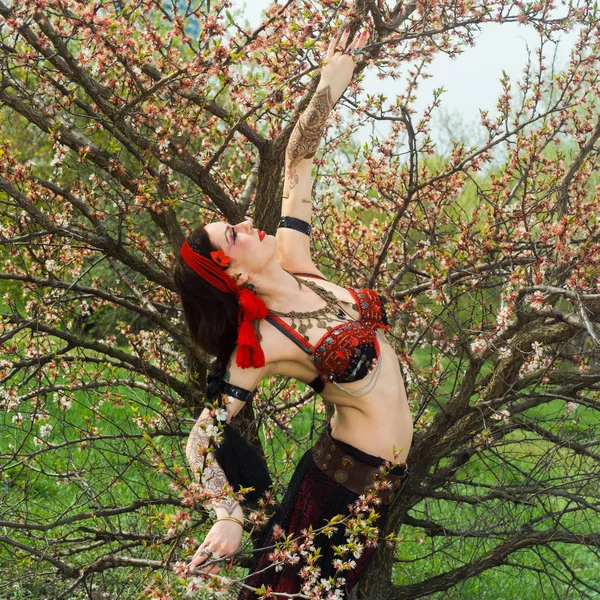 Chica Bailando Fondo Del Floreciente Árbol Primavera — Foto de Stock