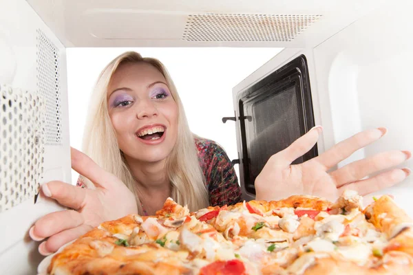 Girl Preparing Pizza Microwave — Stock Photo, Image