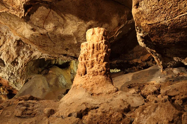 Kızıl-Koba bir Kırım mağarada. Başka bir ad kırmızı mağara