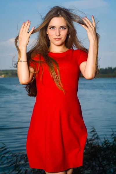 Schöne Mädchen Einem Kleid Auf Die Natur — Stockfoto