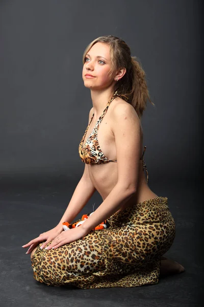 Giovane Donna Seducente Posa Pelle Leopardo — Foto Stock