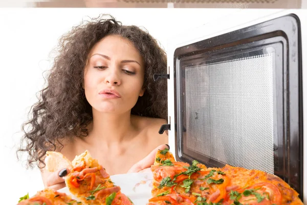 Rapariga Tirar Uma Pizza Micro Ondas — Fotografia de Stock