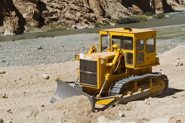 Bulldozer Limpa Estrada Himalaia Indiano — Fotografia de Stock