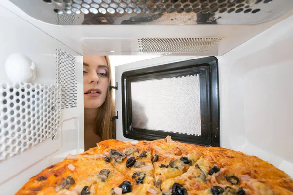 Menina Olhando Para Uma Pizza Microondas — Fotografia de Stock