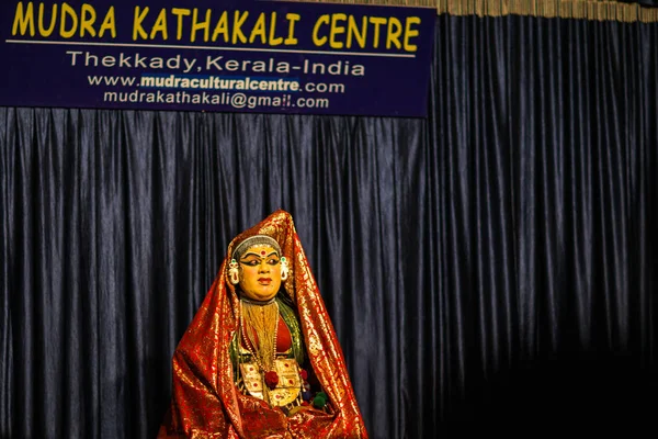 クミリー インド カタカリ ショー クミリー インドで 2013 ケララ州の伝統的な演劇カタカリのプレゼンテーション — ストック写真