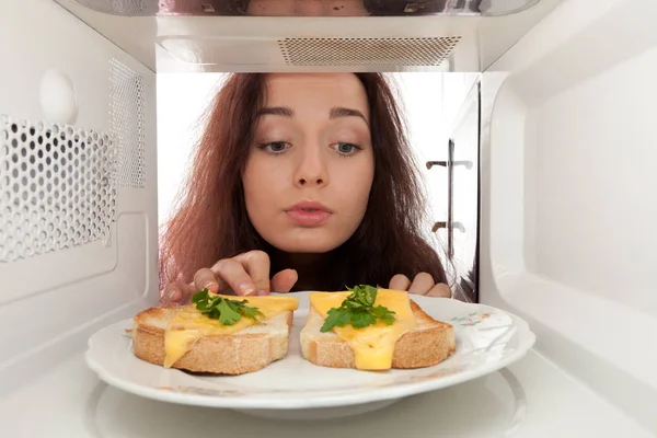 Muchacha Atractiva Mirando Microondas — Foto de Stock