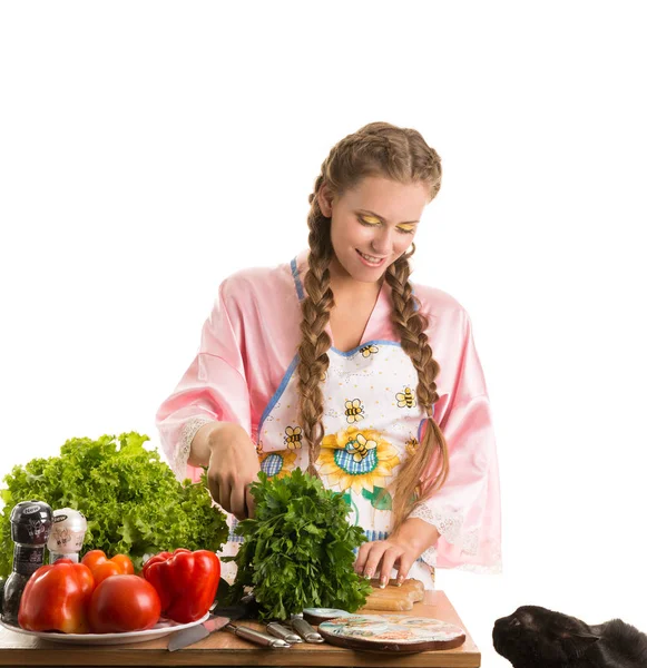 Grönögda Skönhet Med Två Flätor Förbereder Sallad Isolerad Vit Bakgrund — Stockfoto