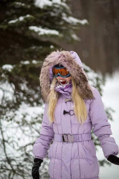 Ragazza Che Gioca Nella Neve — Foto Stock