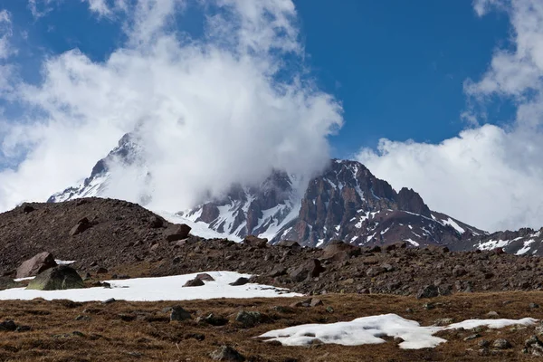 Horská Kazbek Oblacích Gruzie — Stock fotografie
