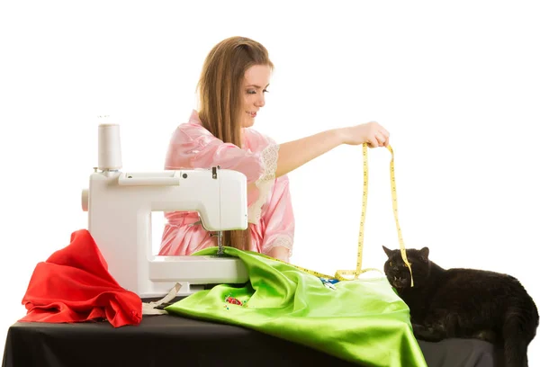 Женщина Пришивает Швейную Машинку — стоковое фото