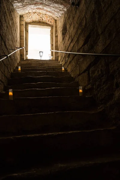 Αρχαίες Σκάλες Που Οδηγούν Στο Φως Κεριά — Φωτογραφία Αρχείου