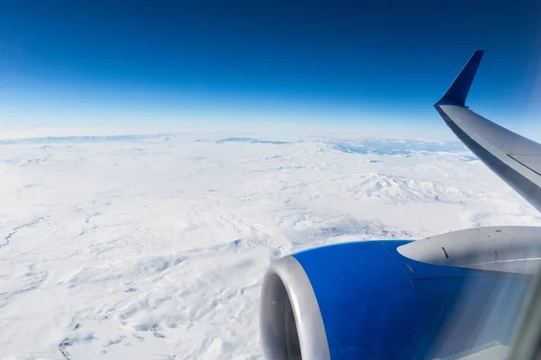 Hóval Borított Hegyek Repülőgép Ablakból — Stock Fotó