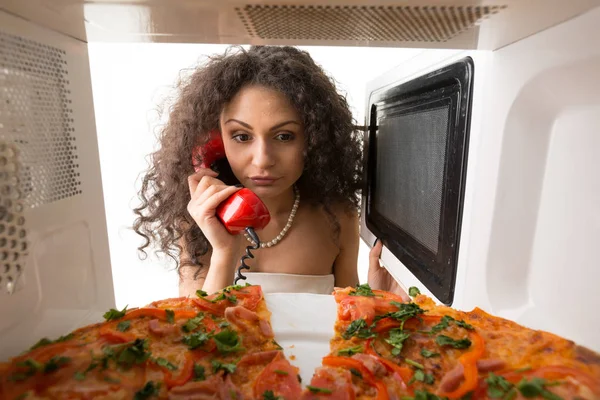 Chica Atractiva Abriendo Microondas — Foto de Stock