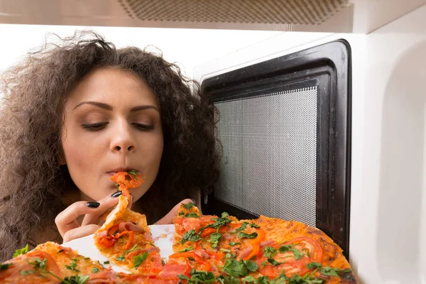 Het Meisje Krijgt Een Pizza Uit Magnetron — Stockfoto