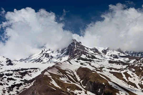 Horská Kazbek Oblacích Gruzie — Stock fotografie