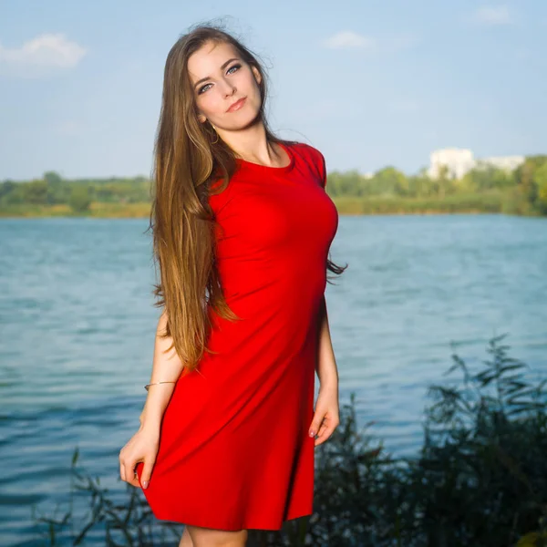 Schöne Mädchen Einem Kleid Auf Die Natur — Stockfoto