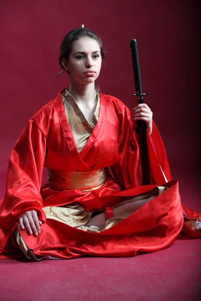 Mooie Brunette Meisje Een Japanse Kimono Met Een Katana — Stockfoto