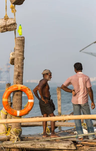 印度科钦 2月24日 2013年2月24日 印度科钦市市港口的渔民 印度渔民利用中国传统网络捕鱼 — 图库照片