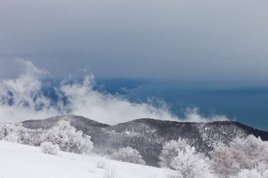güzel karlı Highlands Kırım'doğal görünümü 