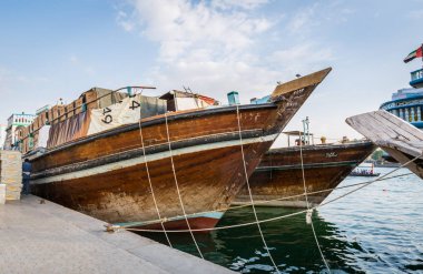 Dubai, Birleşik Arap Emirlikleri-Ocak 18: Geleneksel Abra feribot 18 Ocak 2014 Dubai, Birleşik Arap Emirlikleri. Gemi inşa teknoloji--dan 18. yüzyıl değişmeden.