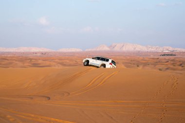 Dubai, Birleşik Arap Emirlikleri-Ocak 20: Jeep safari, 20, 2014 yılında Dubai, Birleşik Arap Emirlikleri. Arap Çölde Jeep safari.