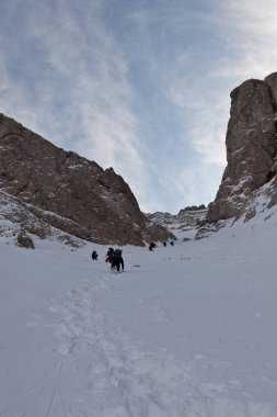 Karlı Kırım dağlarında yürüyüşçüler