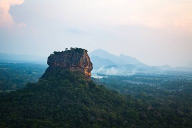 Bahar günü Sigiriya manzaraya