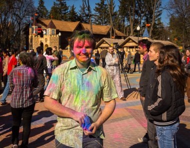 Kharkiv, Ukrayna-Mart 22: Bayram kutlamaları 22 Mart 2014 Kharkiv, Ukrayna. Renkler ve bahar Holi Gorki Park Hint Festivali kutlama