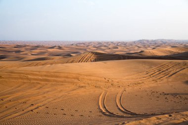 Çöl gün batımından önce Birleşik Arap Emirlikleri