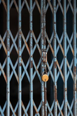 kilit ile paslı metal panjur yakın çekim