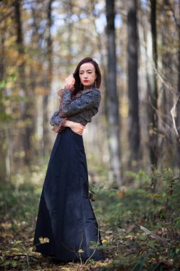 Genç ince kırmızı sonbahar kız sonbahar ormanda dans