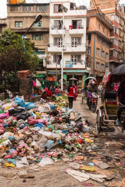 Katmandu, Nepal-Mart 16: Katmandu, Nepal 16 Mart 2015 tarihinde Katmandu sokaklarında. Nepal başkenti sokak hayatı.