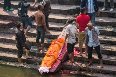 Katmandu, Nepal-Nisan 25: Pashupatinath 25, ölü yakma 2016 Katmandu, Nepal. Hindu tören kremasyon Pashupatinath Tapınağı