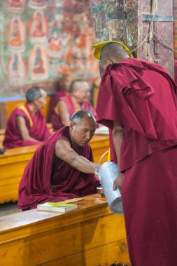 Leh, Hindistan-Eylül 4: Budist rahipler 4, 2011 Leh, Hindistan. Budist rahipler manastırdaki city Lech yakınındaki. Ladakh il.
