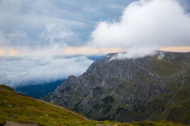 Karadağ dağ sırtı Karpatlar içinde güzel yaz Panoraması  