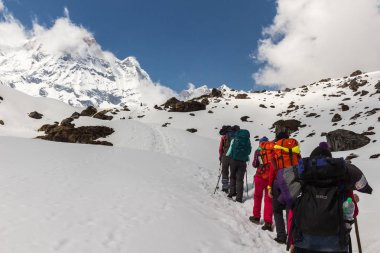Narchyang, Nepal-Mart 23: Turist 23, 2015 yılında Narchyang, Nepal bir grup. Annapurna Merkez kampına bir güzergah üzerinde turist bir grup.