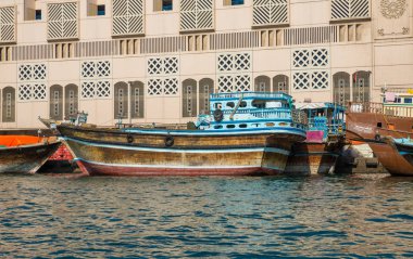 Dubai, Birleşik Arap Emirlikleri-Ocak 20: Geleneksel Abra feribot 20 Ocak 2014 Dubai, Birleşik Arap Emirlikleri. Gemi inşa teknoloji--dan 18. yüzyıl değişmeden.