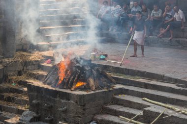 Katmandu, Nepal-Nisan 25: Pashupatinath 25, ölü yakma 2016 Katmandu, Nepal. Hindu tören kremasyon Pashupatinath Tapınağı