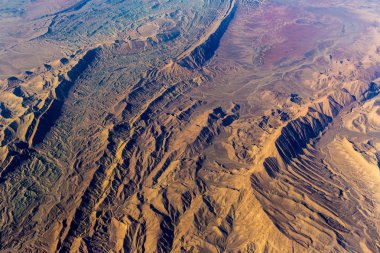 Uçak penceresinden dağlar